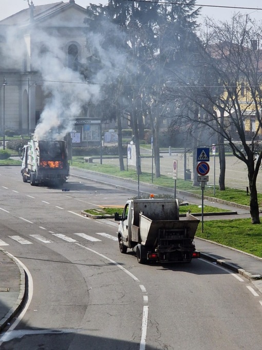 Camion dei rifiuti in fiamme a Cornaredo