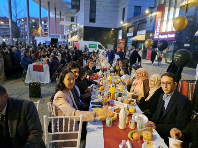 Successo per il terzo Iftar in piazza, la tavola multiculturle di fine Ramadan