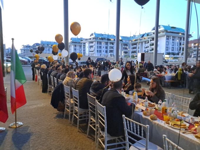 Successo per il terzo Iftar in piazza, la tavola multiculturle di fine Ramadan