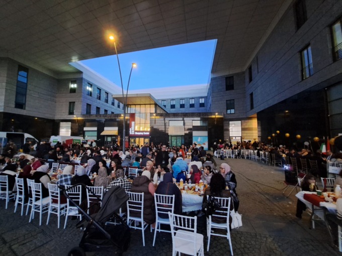 Successo per il terzo Iftar in piazza, la tavola multiculturle di fine Ramadan