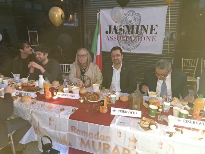 Successo per il terzo Iftar in piazza, la tavola multiculturle di fine Ramadan