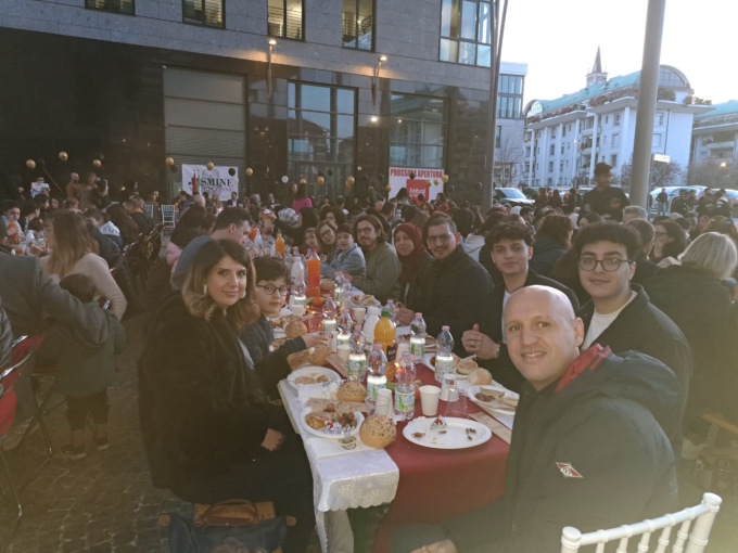 Successo per il terzo Iftar in piazza, la tavola multiculturle di fine Ramadan