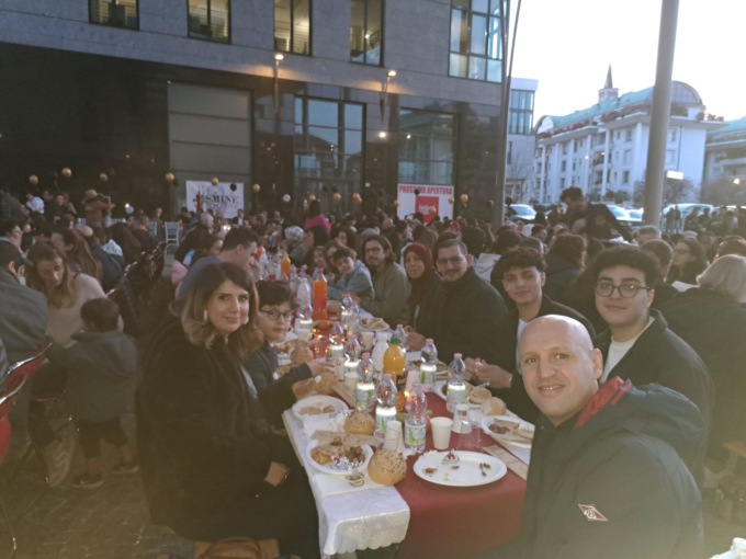 Successo per il terzo Iftar in piazza, la tavola multiculturle di fine Ramadan