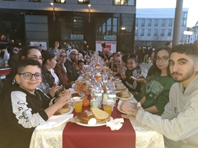 Successo per il terzo Iftar in piazza, la tavola multiculturle di fine Ramadan