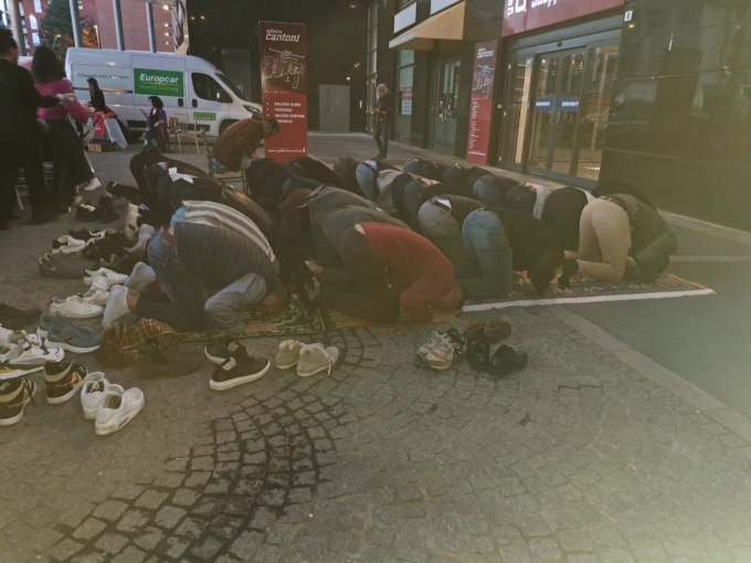 Successo per il terzo Iftar in piazza, la tavola multiculturle di fine Ramadan
