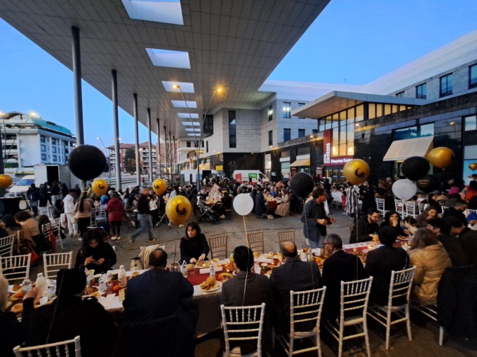 Successo per il terzo Iftar in piazza, la tavola multiculturle di fine Ramadan