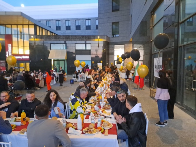 Successo per il terzo Iftar in piazza, la tavola multiculturle di fine Ramadan