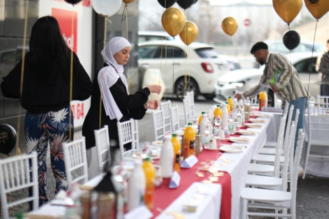 Successo per il terzo Iftar in piazza, la tavola multiculturle di fine Ramadan