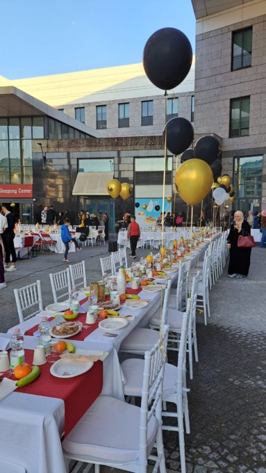 Successo per il terzo Iftar in piazza, la tavola multiculturle di fine Ramadan