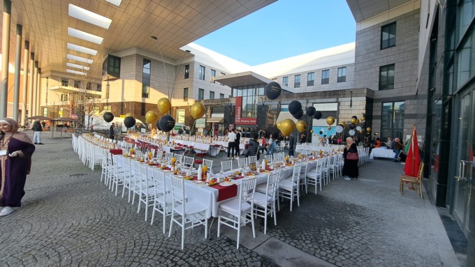 Successo per il terzo Iftar in piazza, la tavola multiculturle di fine Ramadan