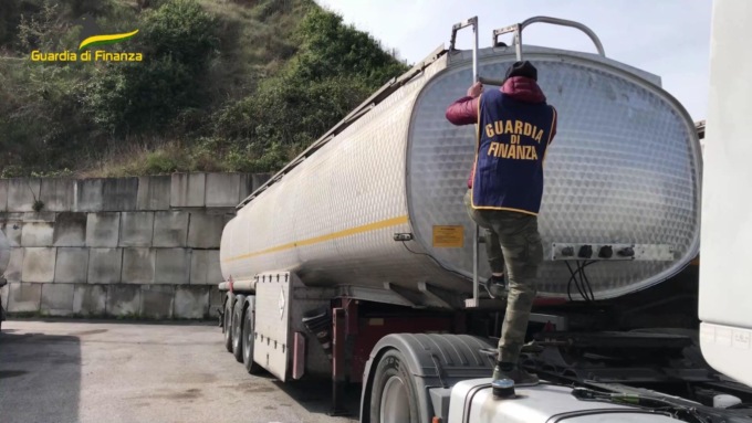 Truffa sui carburanti smascherata dalla Guardia di Finanza