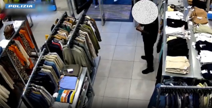 Furti in negozio con distaccatore magnetico: la Polizia di Stato ferma due persone
