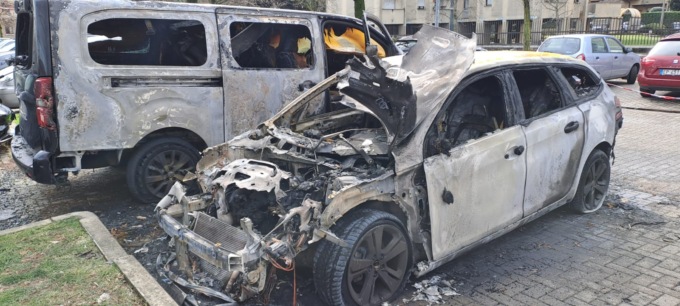 Due auto divorate dalle fiamme
