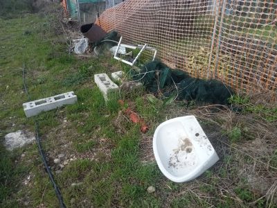 Negli orti comunali al posto dell’insalata spuntano  lavandini e rifiuti