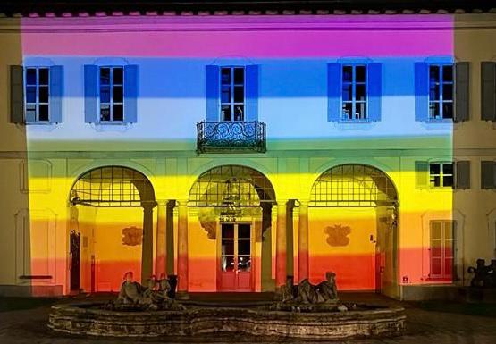Rho schierata per la pace con scritte, videowall e incontri