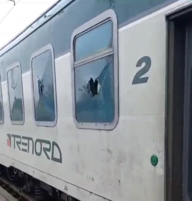 Treni presi di mira con pietre e mazze sulla Milano-Mortara