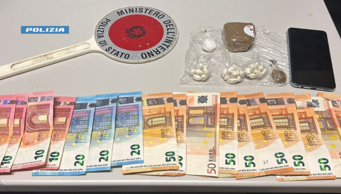 Sorpresi allo scambio di droga, la gettano in un cortile