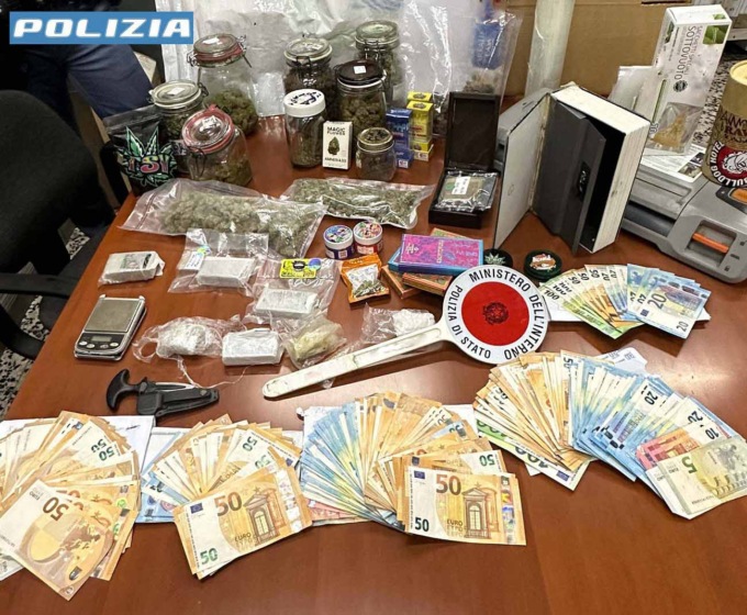 Spaccia droga a casa della nonna di 104 anni: arrestato 37enne
