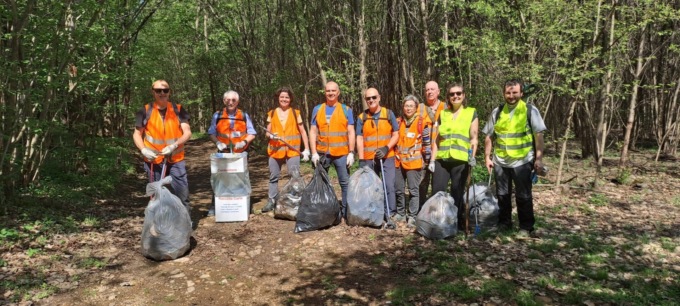 Raccolti rifiuti e sterpaglie nel Bosco del Rugareto