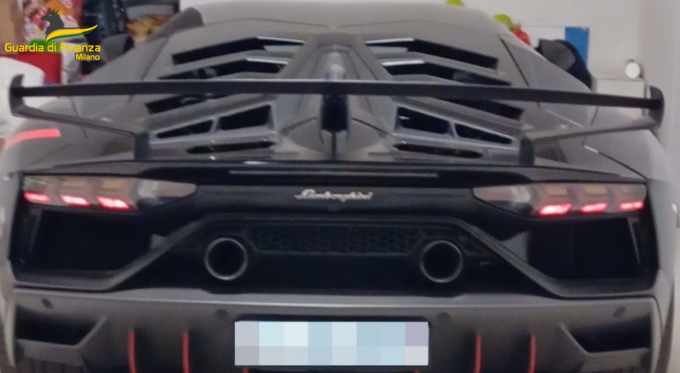 Frode fiscale da 300mila euro da parte di un’azienda di trasporti: sequestrata una Lamborghini
