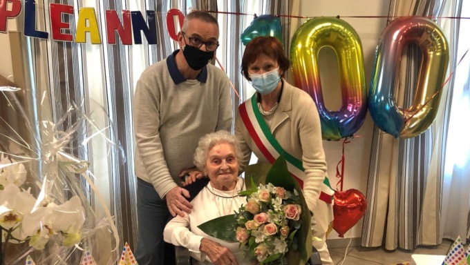 La signora Sandrina compie 100 anni