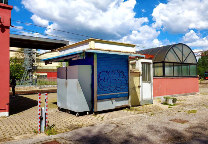 Dopo 22 anni il paese saluta la storica edicola della stazione