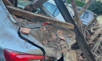 Crolla il tetto di un edificio abbandonato, danni alle auto in sosta