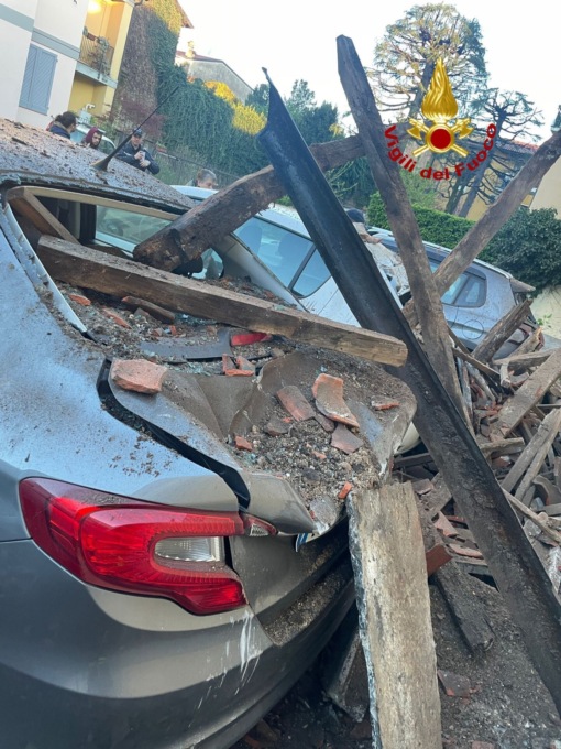 Crolla il tetto di un edificio abbandonato, danni alle auto in sosta