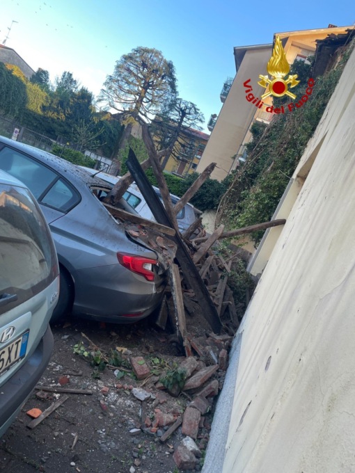 Crolla il tetto di un edificio abbandonato, danni alle auto in sosta