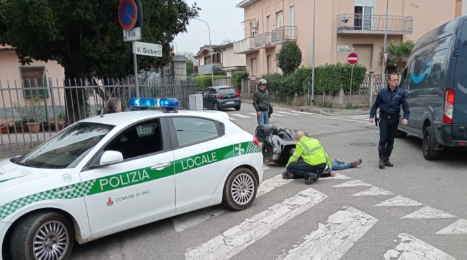 Incidente all’incrocio: motociclista rimasto ferito a terra