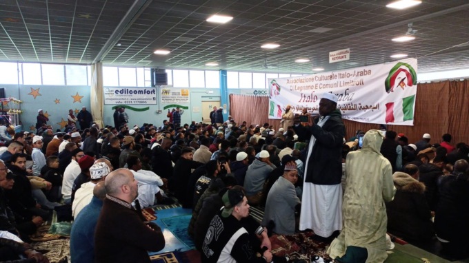Oltre 600 persone in preghiera per celebrare la fine del Ramadan