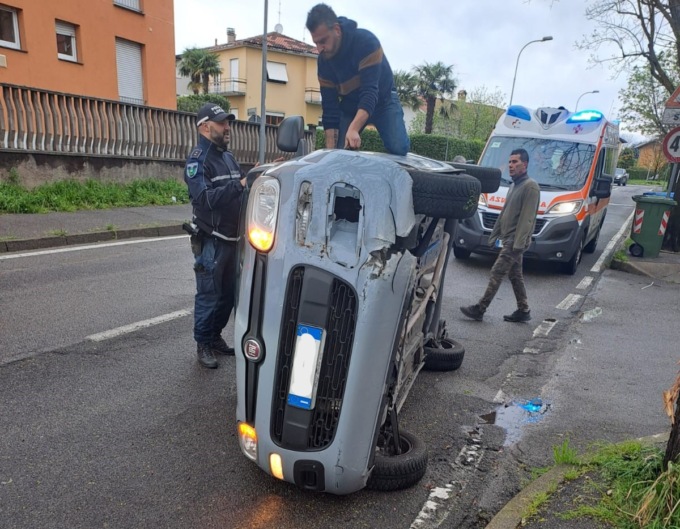 Sorpassa l’autobus e si ribalta: paura per una 19enne