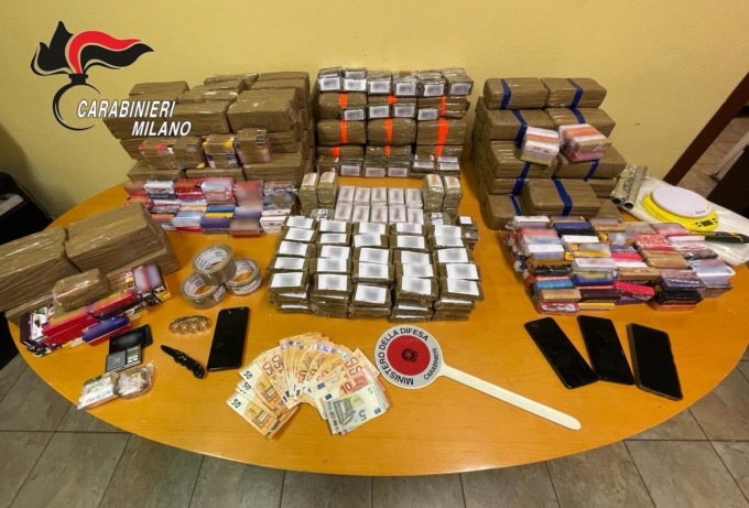 Duplice arresto per spaccio: nascosti in casa 135 chili di hashish