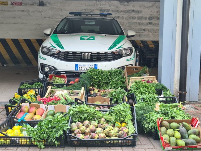 Sequestrati duecento chili di frutta e verdura: donata alla mensa Caritas