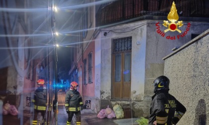 Incendio in un condominio: evacuate dieci persone