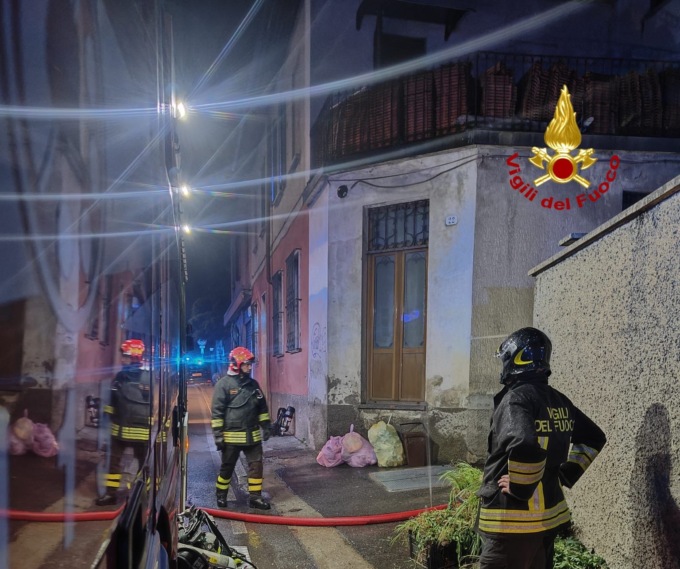 Incendio in un condominio: evacuate dieci persone