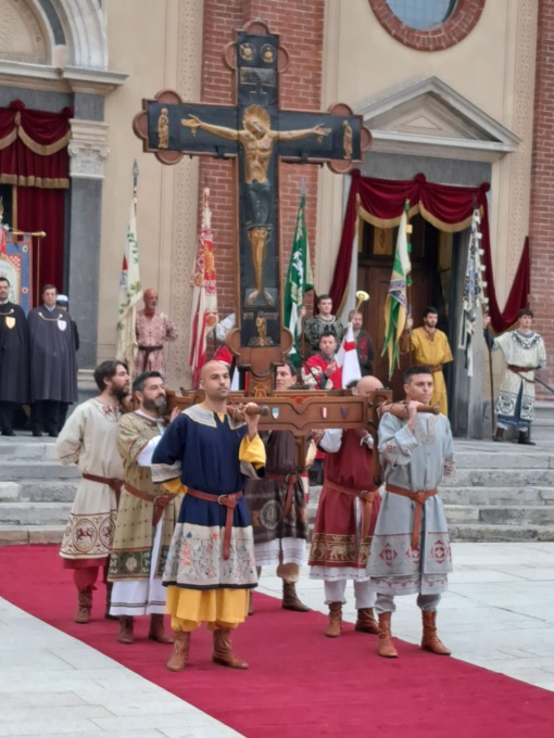 La Croce è tornata nella basilica di San Magno: via al palio del centenario