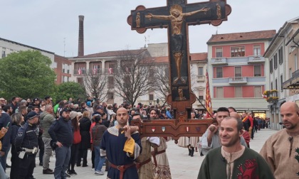 La Croce è tornata nella basilica di San Magno: via al Palio del centenario