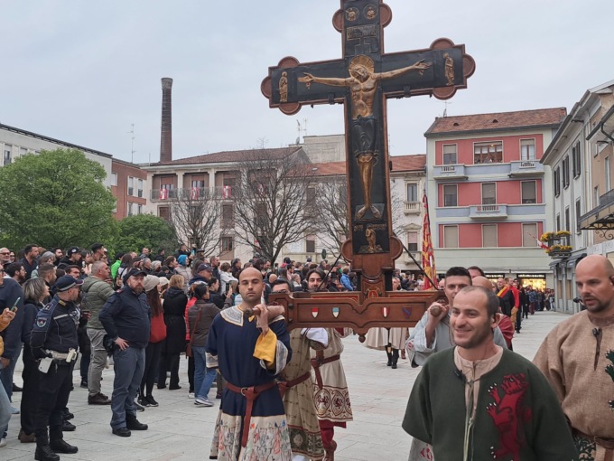 La Croce è tornata nella basilica di San Magno: via al palio del centenario