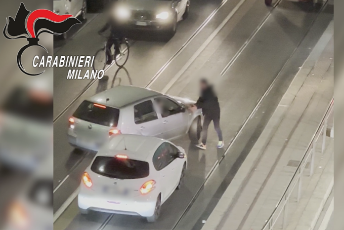 Fermano un uomo in auto e lo aggrediscno per derubarlo: arrestato 33enne