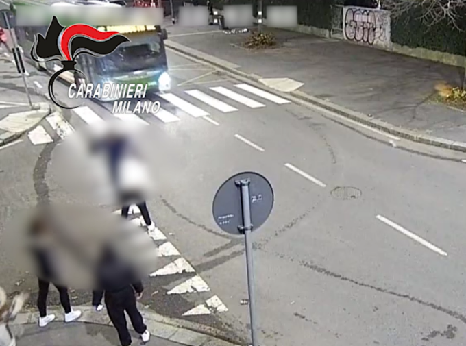 Aggrediscono un uomo a calci e con una lattina: arrestate due ragazzine
