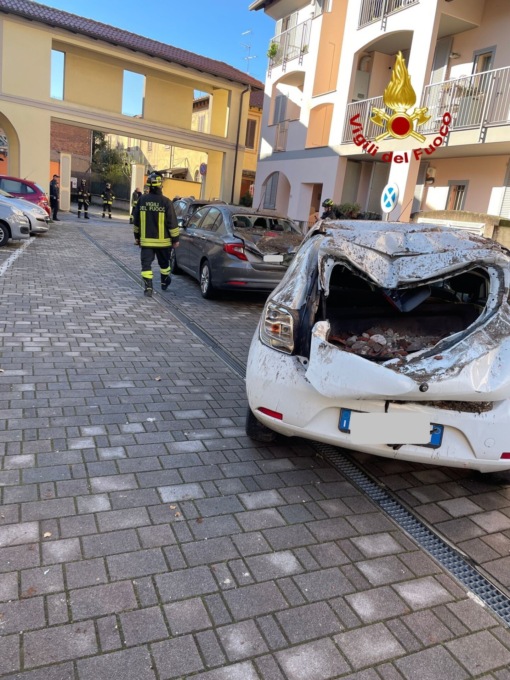 Crolla il tetto di un edificio abbandonato, danni alle auto in sosta