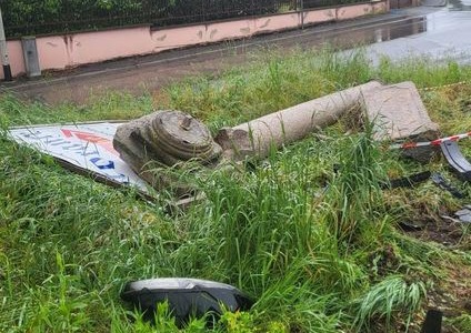 Sbandano in auto e abbattono la croce di pietra: in ospedale quattro giovani