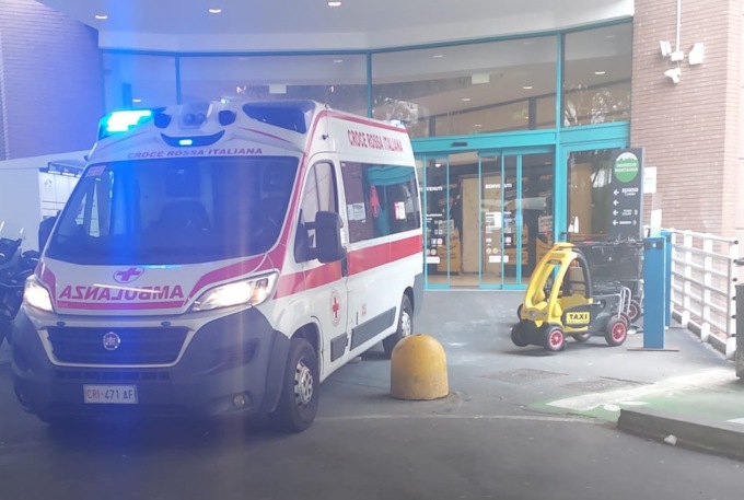 Malore in negozio, 23enne gravissima