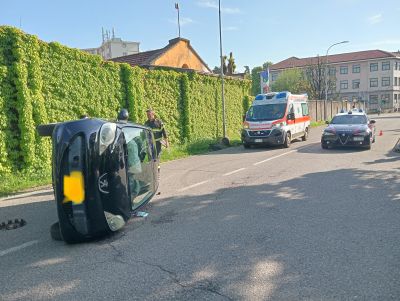 Si ribalta in via Bersaglio  dopo l’urto con  un panettone posizionato a lato della strada