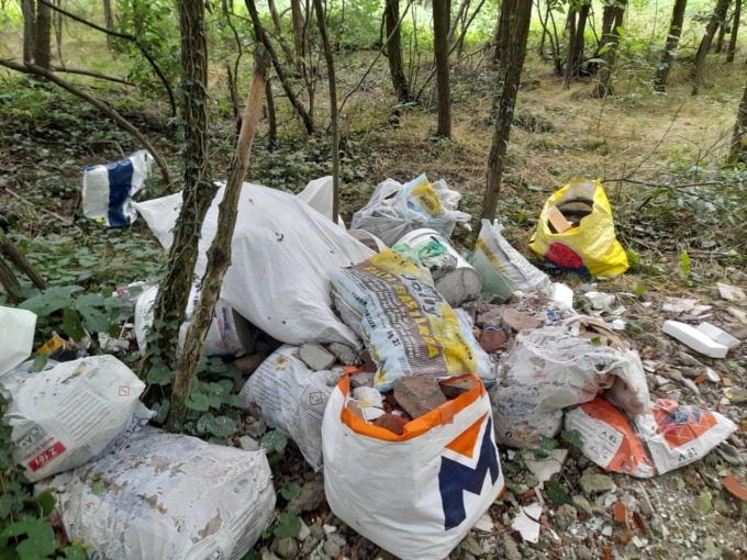 Imprenditori edili scaricano i rifiuti nel bosco: denunciati