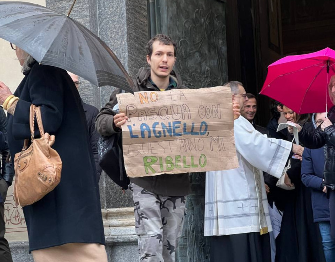 Animalisti in chiesa a Pasqua per dire stop alla mattanza degli agnelli