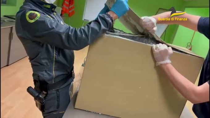 Si fa spedire la droga dalla Spagna ma i finanzieri si travestono da corrieri e lo arrestano