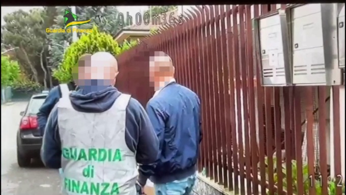 Si fa spedire la droga dalla Spagna ma i finanzieri si travestono da corrieri e lo arrestano