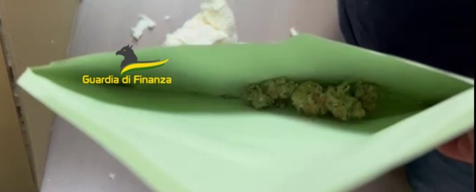 Si fa spedire la droga dalla Spagna ma i finanzieri si travestono da corrieri e lo arrestano